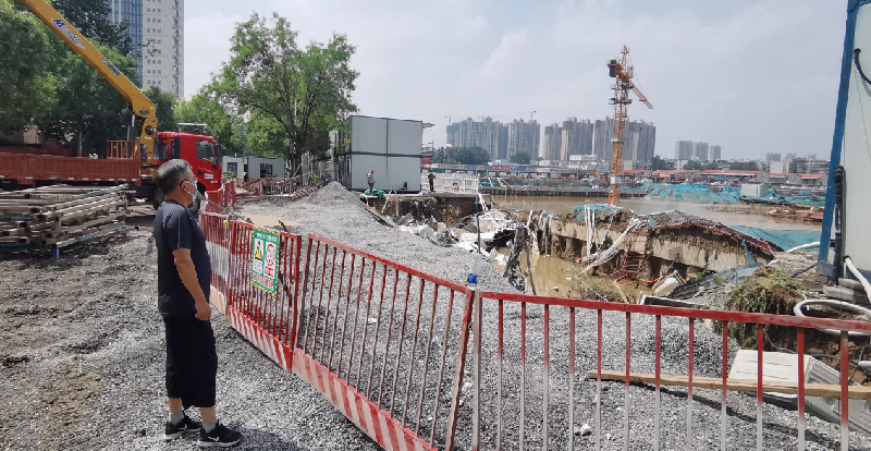 中共鄭州建投管線與戶外聯(lián)合黨支部共產(chǎn)黨員當(dāng)先鋒 應(yīng)急搶險保暢通